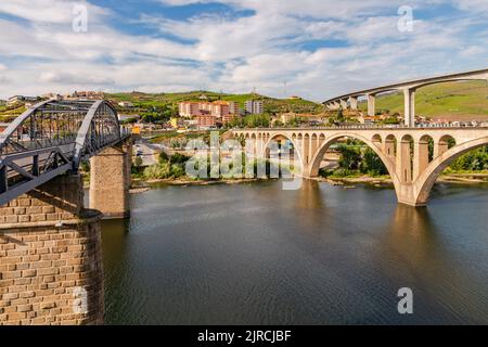 Drei Brücken überqueren den Douro in Peso da Regua und verbinden die Weinberge des Weltkulturerbes Alto Douro, Portugal Stockfoto