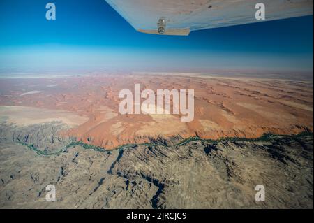 Luftaufnahme der Namib-Wüste am Kuseb-Fluss, Naukluft-Nationalpark, Namibia Skeleton Coast. Stockfoto