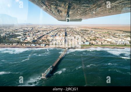 Luftaufnahme der Küste in Namibia und historischen Bezirken der Stadt Swakopmund in der Namib Wüste, Atlantik, Afrika Stockfoto