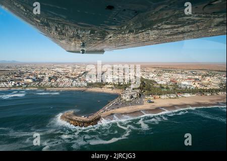 Luftaufnahme der Küste in Namibia und historischen Bezirken der Stadt Swakopmund in der Namib Wüste, Atlantik, Afrika Stockfoto