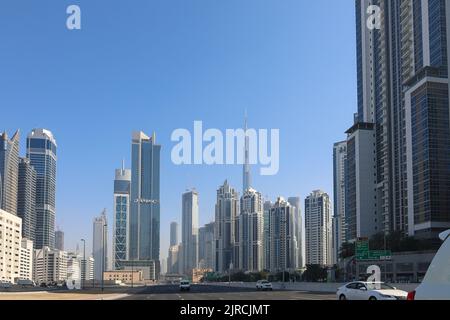 Dubai, VAE - 27. November 2021: Panoramablick auf die Türme, Wolkenkratzer im Business Center in Dubai. Stockfoto