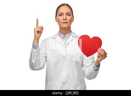 Ärztin mit Herz, der den Finger nach oben zeigt Stockfoto