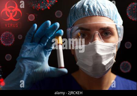 Nahaufnahme des Arztes, der den Becher mit dem Bluttest hält Stockfoto