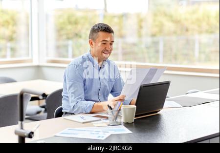 Mann mittleren Alters mit Vitiligo, der zu Hause arbeitet Stockfoto