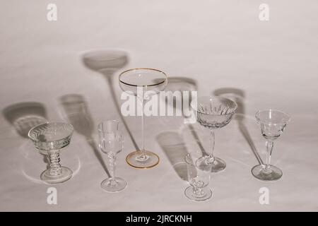 Leere Gläser, Gläser, Cocktailgläser auf Weiß Stockfoto