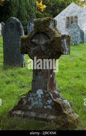 Ein Grabstein auf dem Friedhof der St. John's Church, in St. John's in the Valle, Cumbria, Großbritannien Stockfoto