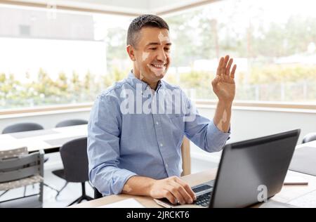 Mann mit Vitiligo Laptop mit Videoanruf zu Hause Stockfoto