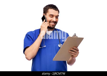 Lächelnder Arzt oder Krankenschwester, der auf dem Smartphone anruft Stockfoto