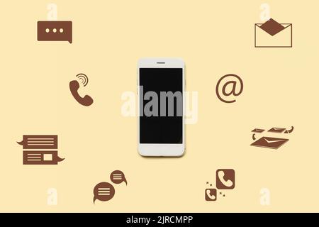 Mobiltelefon mit leerem Bildschirm und Symbolen auf gelbem Hintergrund Stockfoto