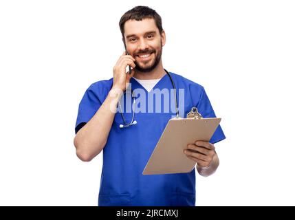 Lächelnder Arzt oder Krankenschwester, der auf dem Smartphone anruft Stockfoto