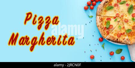 Köstliche Pizza Margherita auf hellblauem Hintergrund, Draufsicht Stockfoto