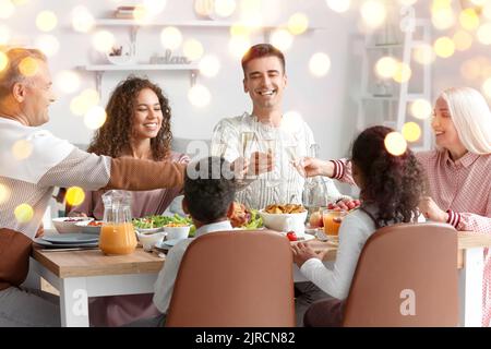Die Familie hat am Thanksgiving-Tag ein festliches Abendessen Stockfoto