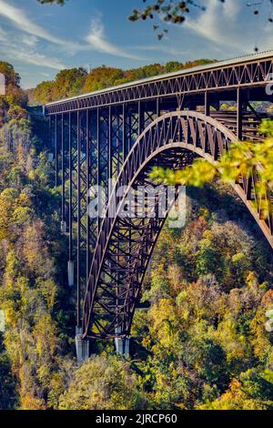 Herbstansicht der New River Gorge Bridge am Canyon Rim Visitor Center im New River Gorge National Park and Preserve, West Virginia. Stockfoto