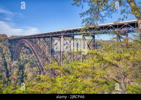 Die Stahlbogenbrücke New River Gorge Bridge liegt am Canyon Rim Visitor Center im New River Gorge National Park and Preserve, West Virginia. Stockfoto