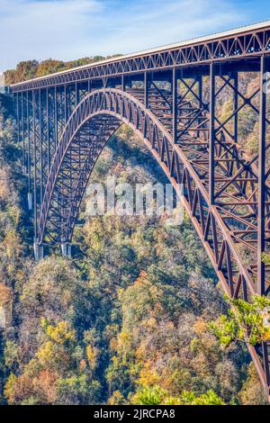 Detail des Stahlbogens New River Gorge Bridge am Canyon Rim Visitor Center im New River Gorge National Park and Preserve, West Virginia. Stockfoto