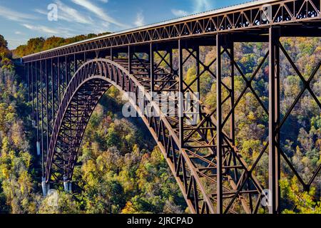 Detail des Stahlbogens New River Gorge Bridge am Canyon Rim Visitor Center im New River Gorge National Park and Preserve, West Virginia. Stockfoto