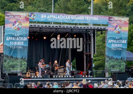 Marty Stuart und seine fabelhaften Superlative führen ein Konzert im Freien auf, das Teil eines Appalachian Summer Festivals in Boone, North Carolina, ist. Stockfoto