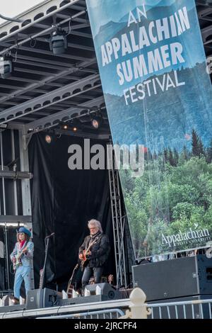 Marty Stuart und seine fabelhaften Superlative führen ein Konzert im Freien auf, das Teil eines Appalachian Summer Festivals in Boone, North Carolina, ist. Stockfoto