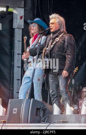 Marty Stuart und sein Cousin Kenny Vaughan treten bei einem Konzert im Freien auf, das im Rahmen eines Appalachian Summer Festivals in Boone, North Carolina, stattfindet. Stockfoto