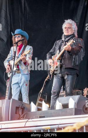 Marty Stuart und sein Cousin Kenny Vaughan treten bei einem Konzert im Freien auf, das im Rahmen eines Appalachian Summer Festivals in Boone, North Carolina, stattfindet. Stockfoto