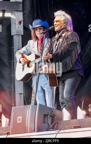 Marty Stuart und sein Cousin Kenny Vaughan treten bei einem Konzert im Freien auf, das im Rahmen eines Appalachian Summer Festivals in Boone, North Carolina, stattfindet. Stockfoto