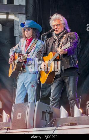 Marty Stuart und sein Cousin Kenny Vaughan treten bei einem Konzert im Freien auf, das im Rahmen eines Appalachian Summer Festivals in Boone, North Carolina, stattfindet. Stockfoto