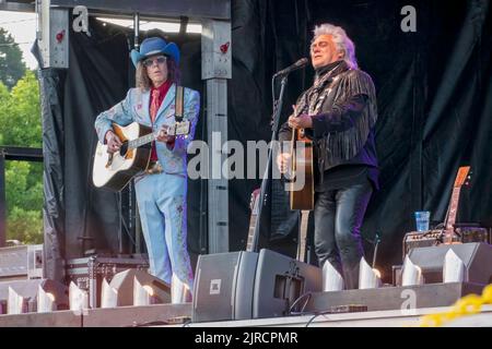 Marty Stuart und sein Cousin Kenny Vaughan treten bei einem Konzert im Freien auf, das im Rahmen eines Appalachian Summer Festivals in Boone, North Carolina, stattfindet. Stockfoto