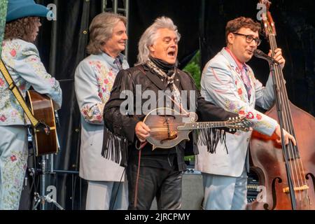 Marty Stuart und seine fabelhaften Superlative führen ein Konzert im Freien auf, das Teil eines Appalachian Summer Festivals in Boone, North Carolina, ist. Stockfoto