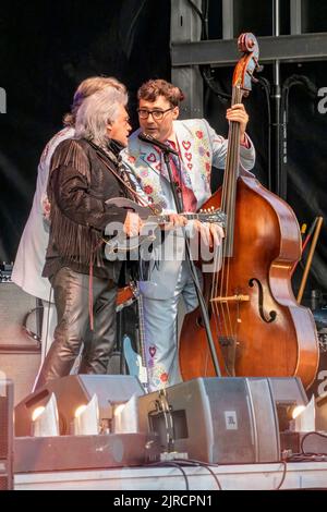 Marty Stuart und seine fabelhaften Superlative führen ein Konzert im Freien auf, das Teil eines Appalachian Summer Festivals in Boone, North Carolina, ist. Stockfoto