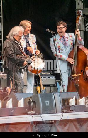 Marty Stuart und seine fabelhaften Superlative führen ein Konzert im Freien auf, das Teil eines Appalachian Summer Festivals in Boone, North Carolina, ist. Stockfoto