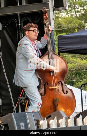 Chris Scruggs, Teil von Marty Stuart und seinen Fabulous Superlatives, tritt bei einem Outdoor-Konzert auf einem Appalachian Summer Festival in Boone, North C Stockfoto