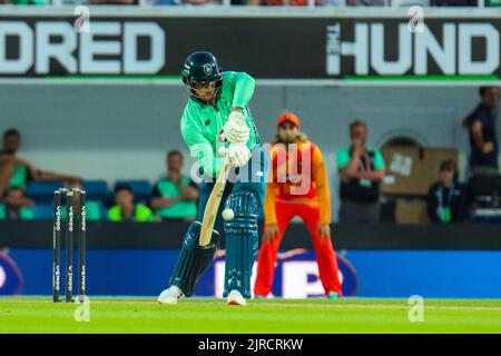 London, Großbritannien. 23. August 2022. Jason Roy (20 - Oval Invincibles) Fledermäuse im Spiel zwischen Oval Invincibles und Birmingham Phoenix in den hundert in Kia Oval, London, England. (Foto: Claire Jeffrey/Sports Press Photo/C - EINE STUNDE DEADLINE - NUR FTP AKTIVIEREN, WENN BILDER WENIGER ALS EINE STUNDE ALT sind - Alamy) Quelle: SPP Sport Press Photo. /Alamy Live News Stockfoto