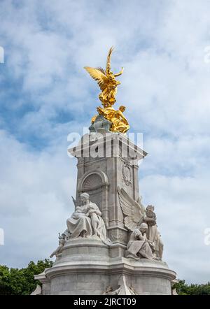 London, England, Großbritannien - 6. Juli 2022: Victoria Memorial. Mutterschaft und Wahrheitsstatue-Kombinationen teilen sich die Front und den goldenen geflügelten Sieg oben unter Stockfoto