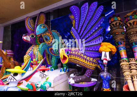 Puebla City, Puebla, Mexiko, August 08 2022: Alebrijes zum Verkauf in einem traditionellen mexikanischen Geschäft, alebrije mit Adler- und Fantasy-Tierformen, Tradition Stockfoto