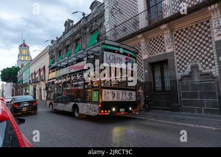 Puebla Stadt, Puebla, Mexiko - August 08 2022: Tip Tours Bus Turibus drei Viertel Ansicht von 'La Catrina' Touristenbus dekoriert mit Tag der Toten mich Stockfoto