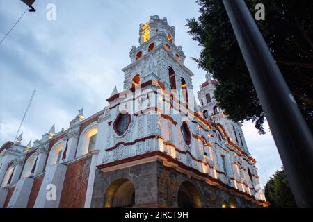 Puebla City, Puebla, Mexiko, August 08 2022: Das Carolino Building in Puebla Mexiko ist ein altes Gebäude, das von den Jesuit-Mönchen 1575 mit ren erbaut wurde Stockfoto