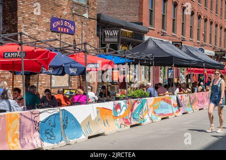 Lowell, Massachusetts, USA, 30. Juli 2022: Menschen essen in Restaurants im Freien beim Lowell Folk Festival ist ein großes, kostenloses Musikfestival im Freien. Stockfoto