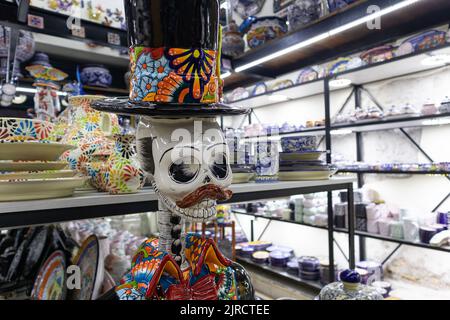 Puebla Stadt, Puebla, Mexiko - 08 2022. August: Töpferskulptur Statue eines traditionellen catrin Tag des toten mexikanischen Skelett Schädels mit einem Hut in einem Stockfoto