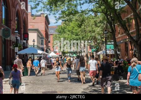 Lowell, Massachusetts, USA, 30. Juli 2022: Menschen essen in Restaurants im Freien beim Lowell Folk Festival ist ein großes, kostenloses Musikfestival im Freien. Stockfoto