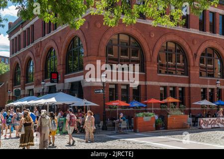 Lowell, Massachusetts, USA, 30. Juli 2022: Menschen essen in Restaurants im Freien beim Lowell Folk Festival ist ein großes, kostenloses Musikfestival im Freien. Stockfoto