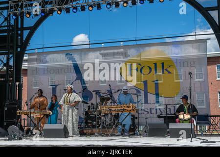 Lowell, Massachusetts, USA, 30. Juli 2022: Balla Kouyaté Famoro Dioubaté, westafrikanische Musiker treten beim Lowell Folk Festival auf. Stockfoto