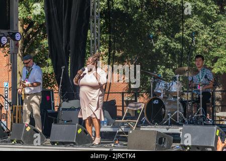 Lowell, Massachusetts, USA, 30. Juli 2022: Diunna Greenleaf, eine Bluessängerin, tritt beim Lowell Folk Festival auf, einem großen kostenlosen Musikfestival im Freien. Stockfoto