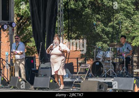 Lowell, Massachusetts, USA, 30. Juli 2022: Diunna Greenleaf, eine Bluessängerin, tritt beim Lowell Folk Festival auf, einem großen kostenlosen Musikfestival im Freien. Stockfoto