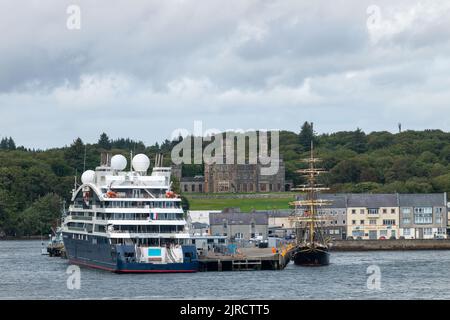 18. August 2022. Stornoway, Isle of Lewis, Schottland. Dies ist eine Aussicht vom Fährschiff, wenn Sie den Fährterminal verlassen. Stockfoto