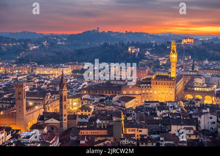 Florenz, Italien Luftaufnahme bei Sonnenuntergang mit berühmten historischen Wahrzeichen und Türmen. Stockfoto