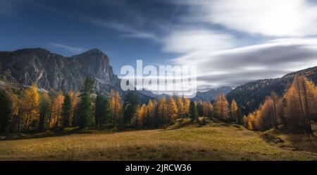 Vollmond über den Bergen in den Dolomiten alpen bei Sternennacht Stockfoto