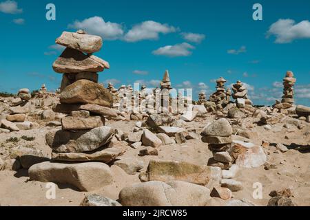 Cairn Piles am Strand Stockfoto