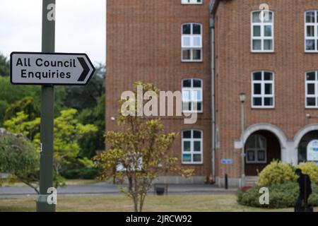 schild vor dem Gemeinderatsgebäude für den Spelthorne Borough Council, das den Weg für Ratsuntersuchungen bei Knowle Green, Staines upon Thames, weist Stockfoto