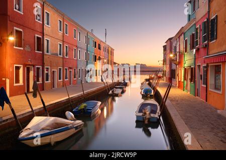 Burano, Venedig, Italien farbenfrohe Gebäude entlang der Kanäle in der Dämmerung. Stockfoto