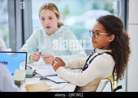 Seitenansicht Porträt von niedlichen afroamerikanischen Mädchen trägt Brille in der Schule Gruppe Aktivität Stockfoto